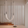 LEDS C4 Tubs modulaarinen, kaareva, minimalistinen riippuvalaisin.