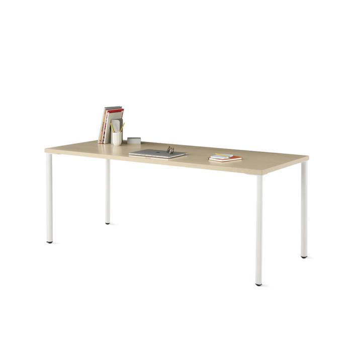 Herman Miller OE1 malliston Rectangular pöytä on kevytrakenteinen pöytä toimistoon.
