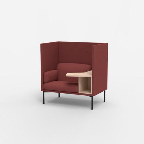 Horreds Mute Focus, nojatuoli pöytätasolla ja korkeilla akustoivilla seinäkkeillä.