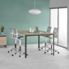 Herman Miller Layout vaalea neuvottelutilan korkea pöytä.