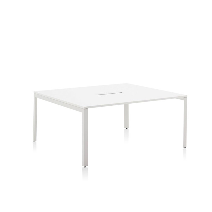 Herman Miller Layout studio valkoinen neuvottelutilan neliö pöytä.