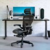 Niskatuki Herman Miller Aeron työtuolissa, mustan värinen.