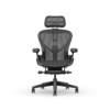 Musta niskatuki, Herman MIller Aeron-työtuolissa,