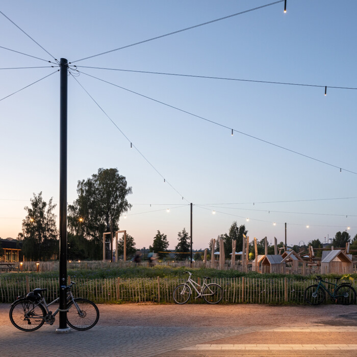 LED Puck Air -vaijerivalaisimet Töölönlahden puistossa.