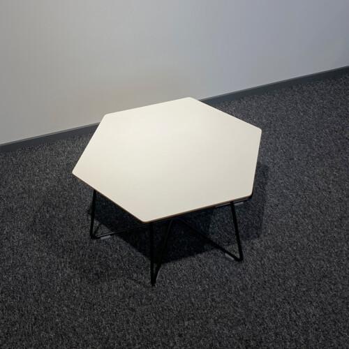 6-kulmainen pöytä, mdf valkoinen viistetyllä reunalla, musta metallijalusta