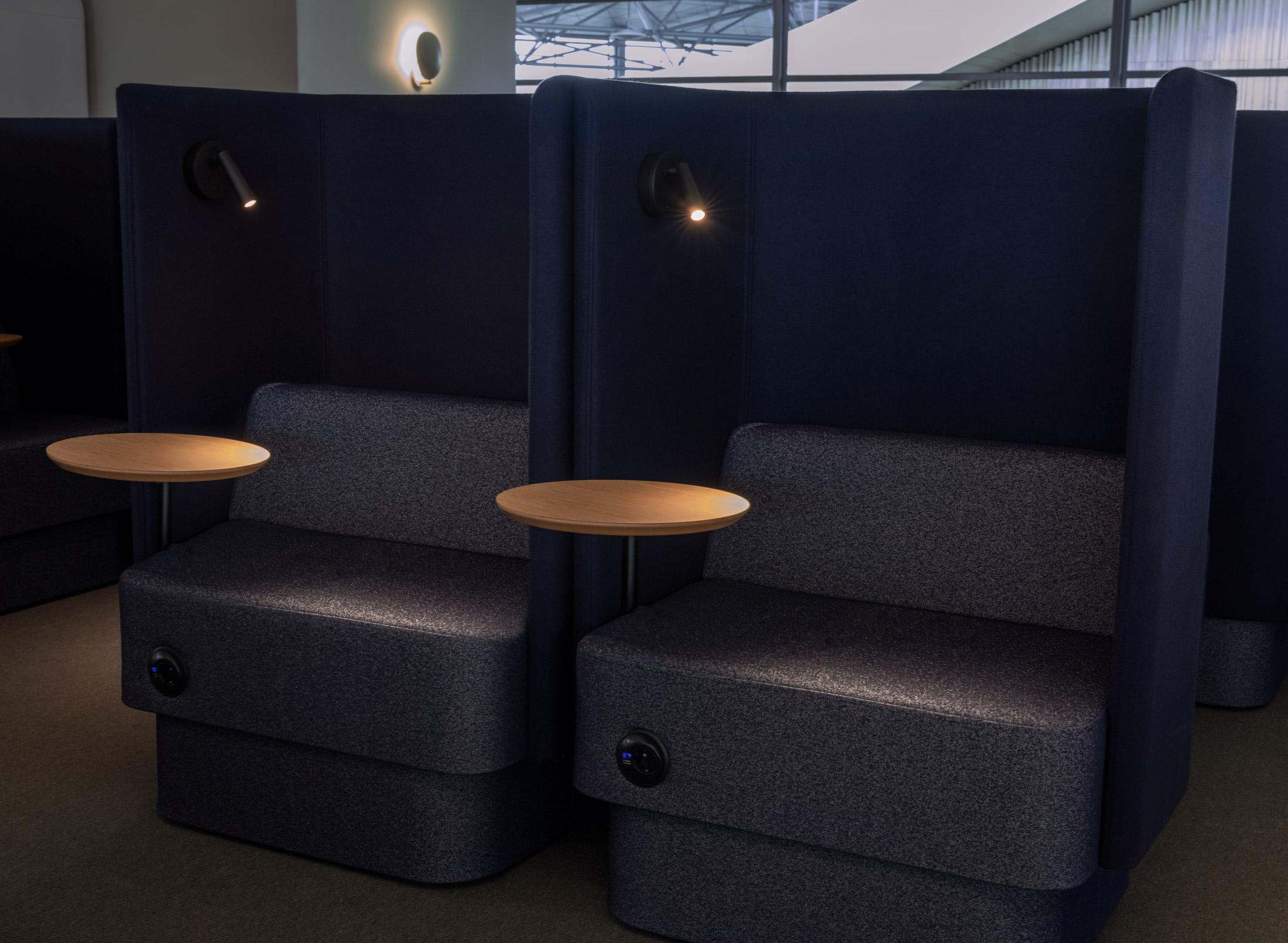 Finnair business lounge työskentelytilan nojatuolit integroidulla valaisimella.