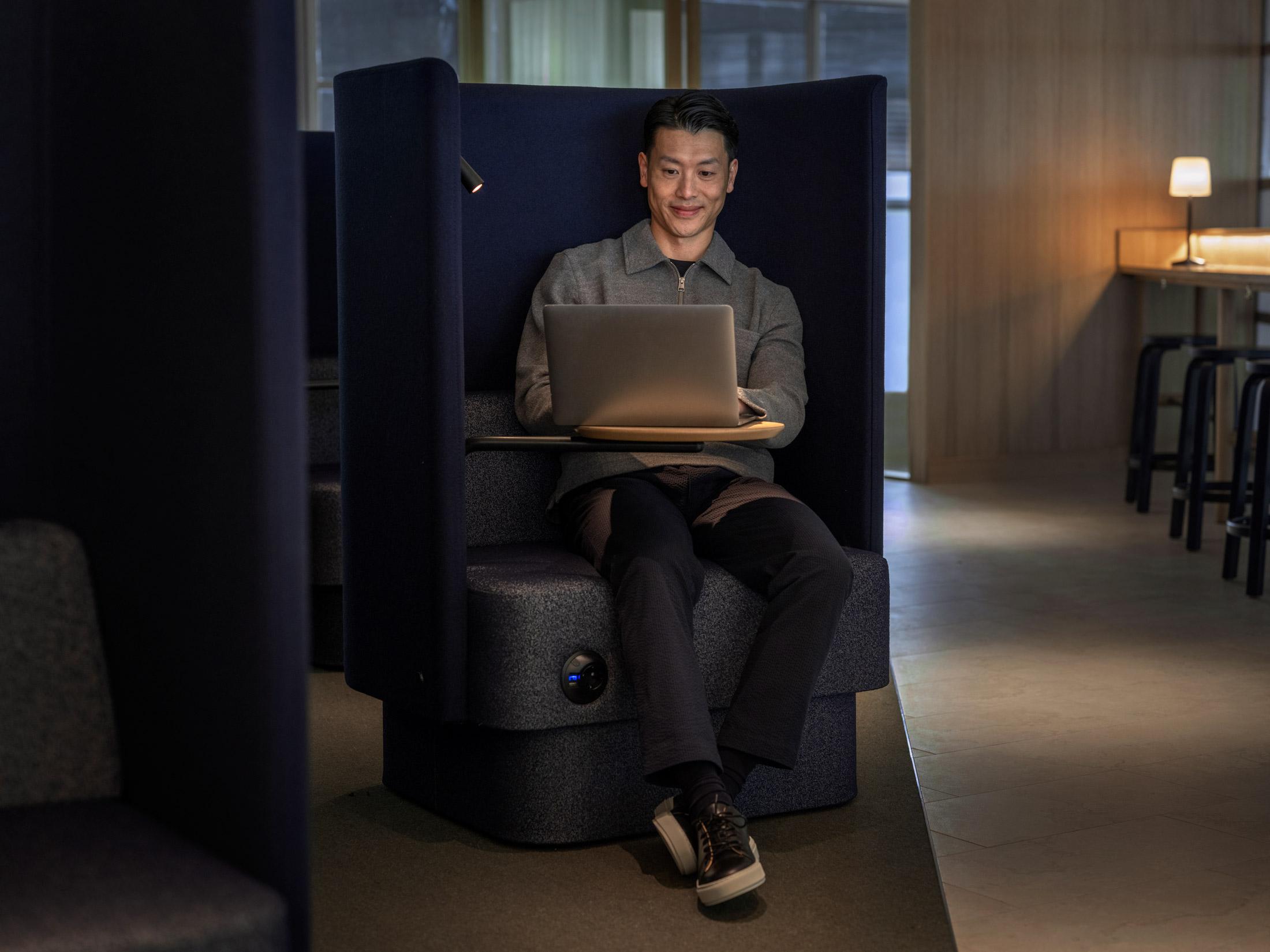 Finnair business lounge työskentelytilan nojatuolit integroidulla valaisimella..