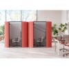 Herman Miller Bay Work Podit Pro - isot puhelinkopit punaisena toimistotilassa.