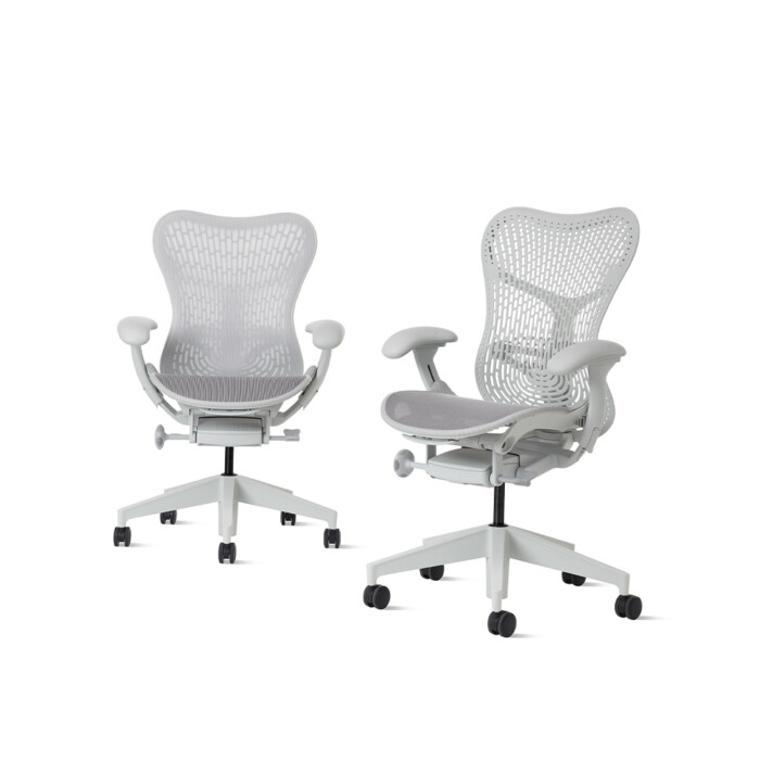 Herman Miller Mirra 2 työtuoli Alpine -värissä.